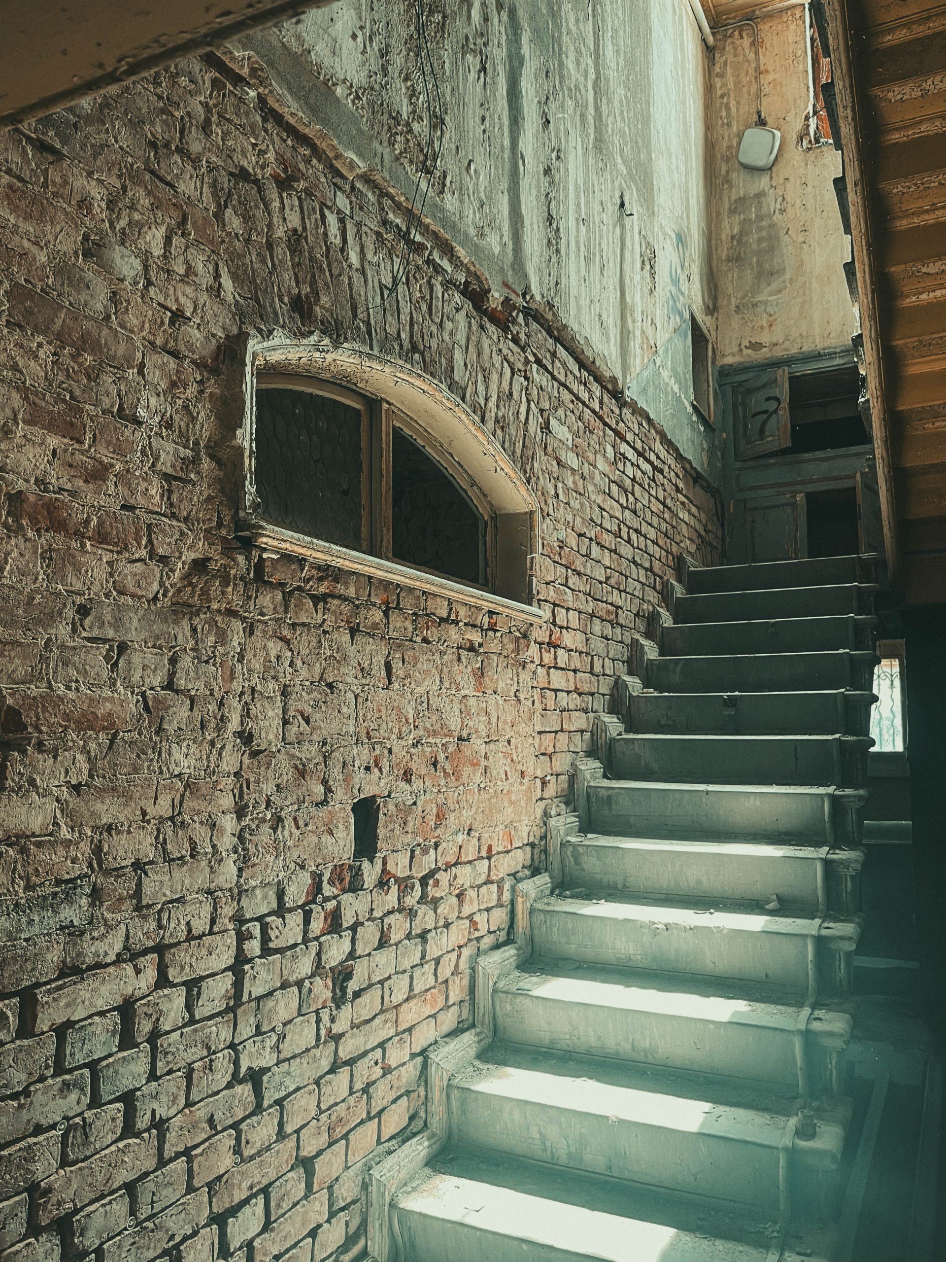 Erkundung eines vergessenen Juwels: Die verlassene Villa (Lost Place)